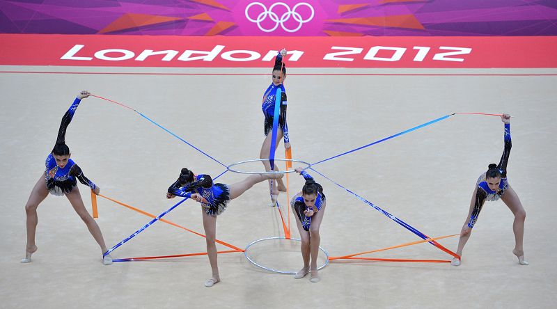 El equipo de Israel de gimnasia rítmica lleva a cabo su ejercicio para las clasificaciones de la final.