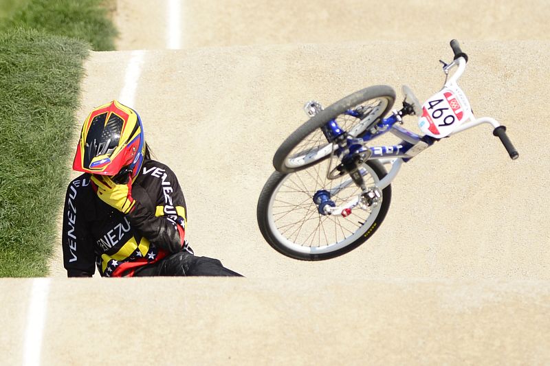 La venezolana Stefany Hernández se cae de su bicicleta en las semifinales de ciclismo BMX femenino.
