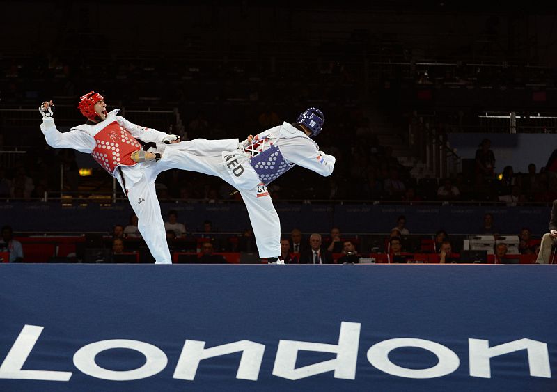 El holandésTommy Mollet (azul) lucha contra el armenio Arman Yeremyan durante los cuartos de final de taekwondo de en la categoría de menos de 80 kg,