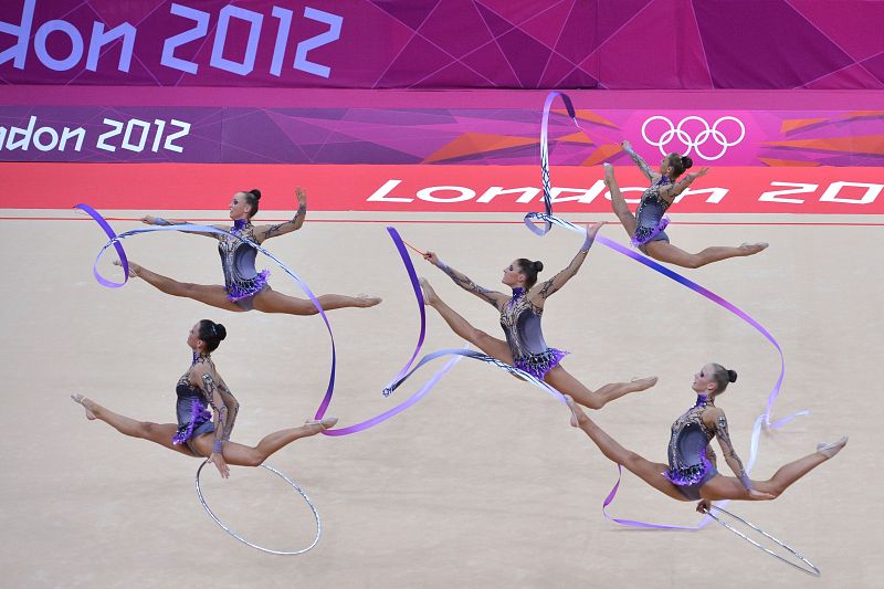 El equipo alemán de gimnasia rítmica realiza su ejercicio durante la fase clasificatoria para la final.
