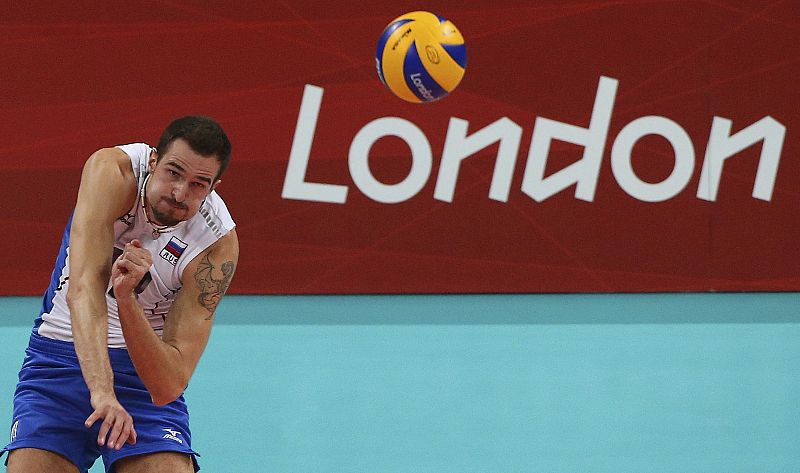 El jugador ruso Alexander Volkov tras devolver la pelota en la Semifinal de volleyball masculino entre Rusia y Bulgaria en los JJ.OO. de Londres 2012.