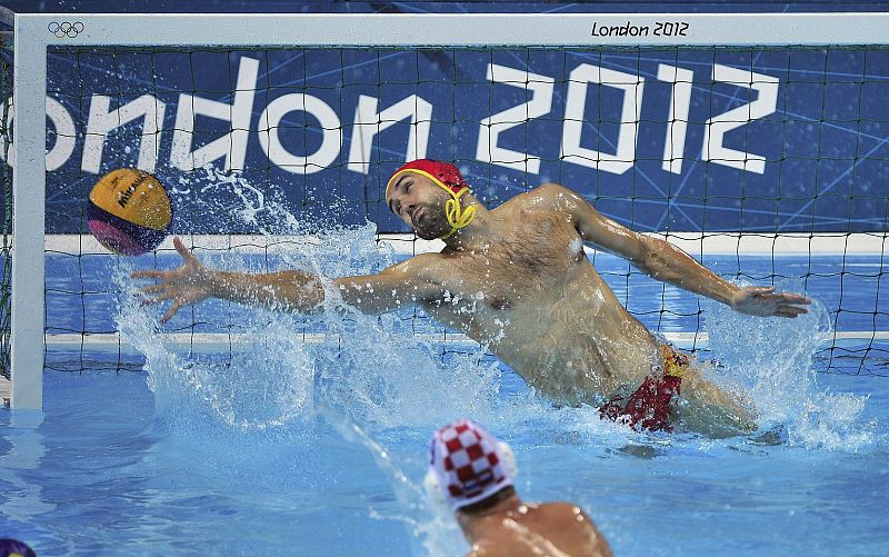 El montenegrino Milos Scepanovic trata de parar el disparo del croata Sandro Sukno durante el partido correspondiente a las semifinales de los Juegos Olímpicos.