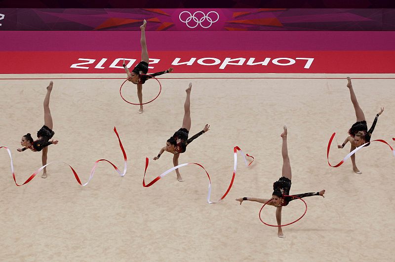 Las integrantes del equipo español durante su ejercicio dentro de la competición olímpica de gimnasia rítmica.
