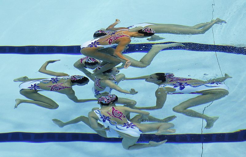 El conjunto chino ejecuta su ejercicio en la final de la competición de natación sincronizada por equipos de los Juegos Olímpicos de Londres 2012 .