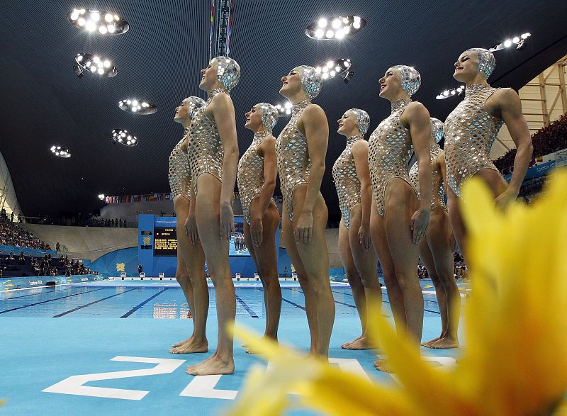 El conjunto español se prepara para ejecutar su ejercicio en la final de la competición de natación sincronizada por equipos  en el Centro Acuático de Londres.