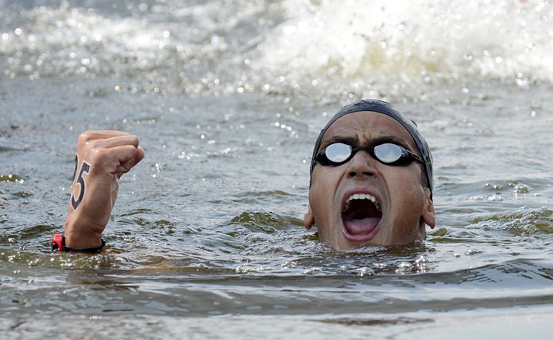 El tunecino Oussama Mellouli celebra el oro conseguido en el maratón 10km masculino en aguas abiertas, en el lago Serpentine de Hyde Park, en Londres.