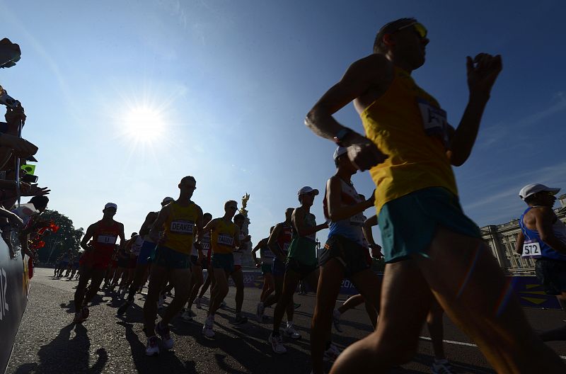 Los atletas salen a competir en la prueba de 50 kilómetros marcha en Londres