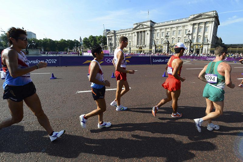 Los atletas de 50 kiómetros marcha a su paso por el Palacio de Buckingham