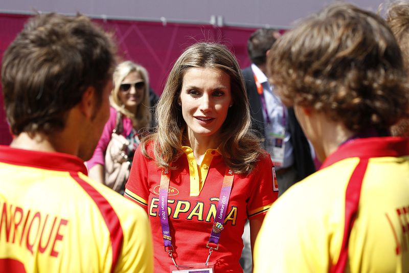 La princesa Letizia conversa con los jugadores españoles de hockey tras la derrota contra Bélgica en el partido por el quinto puesto.