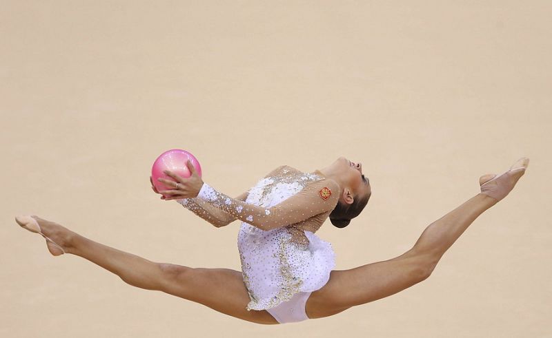 La rusa Kanaeva, campeona olímpica, durante uno de sus ejercicios con los que ha conseguido el oro olímpico
