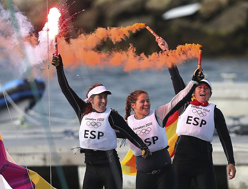 Las regatistas españolas Támara Echegoyen, Sofía Toro y Ángela Pumariega celebran el oro conseguido en la clase Match Race Elliott 6.