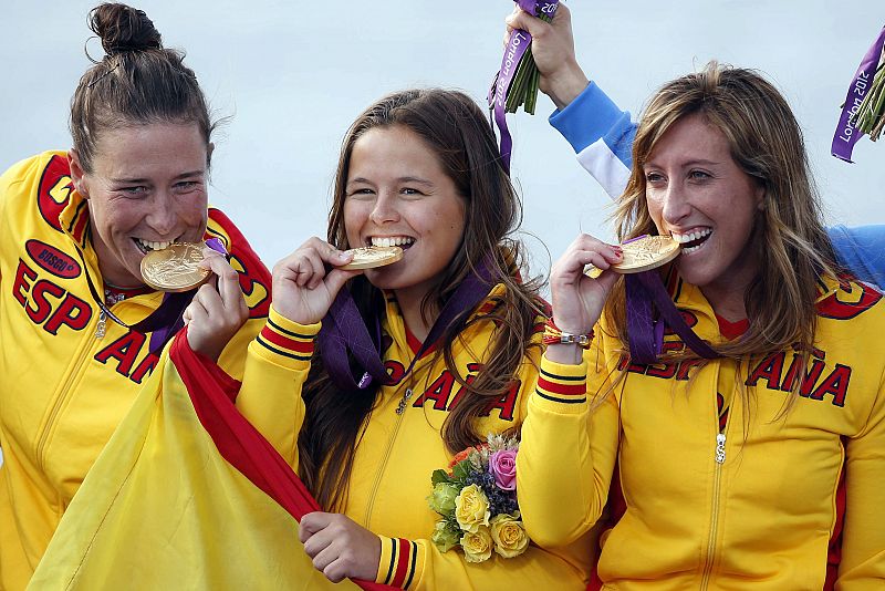 Tamara Echegoyen, Sofía Toro y Angela Pumariega suben al podium para recoger la medalla de oro de vela en la categoría Elliot 6M.