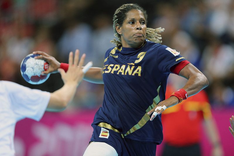 Marta Mangué durante una de las acciones durante el choque en el que la selección femenina de balonmano ha conseguido la medalla de bronce.