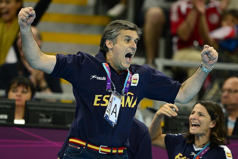 Jorge Dueñas, seleccionador de balonmano femenino, celebra la victoria de España con la que han conseguido la medalla de bronce en los Juegos Olímpicos de Londres.