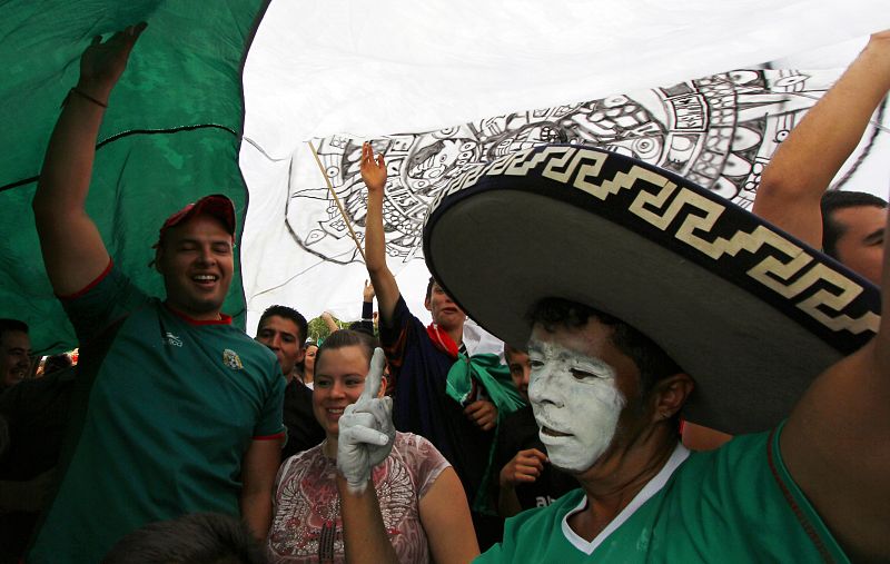 La afición mexicana se ha echado a la calle para celebrar la medalla de oro olímpica conseguida por el 'tri' ante Brasil.