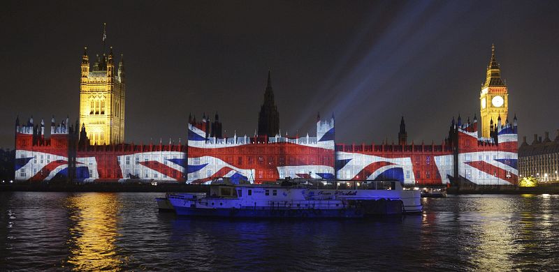 Proyección de la bandera británica sobre la fachada de la sede del Parlamento en la víspera de finalización de los Juegos Olímpicos de Londres 2012.