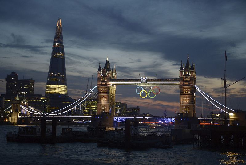 Vista del Puente de Londres decorado con los anillos olímpicos en la víspera de finalización de los Juegos Olímpicos de Londres 2012.