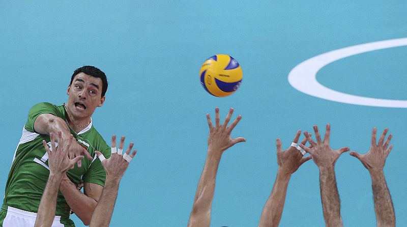 El búlgaro Vladimir Nikolov en acción durante el partido por la medalla de bronce del torneo masculino de voleibol disputado entre las selecciones de Bulgaria e Italia en la capital del Reino Unido.