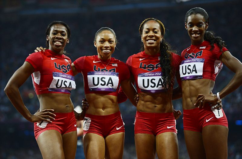 Las estadounidenses Francena McCorory; Allyson Felix, Sanya Richards-Ross y DeeDee Trotter celebran tras alzarse con el oro en la final femenina de relevos 4x400m disputada ayer en el estadio olímpico de Londres.