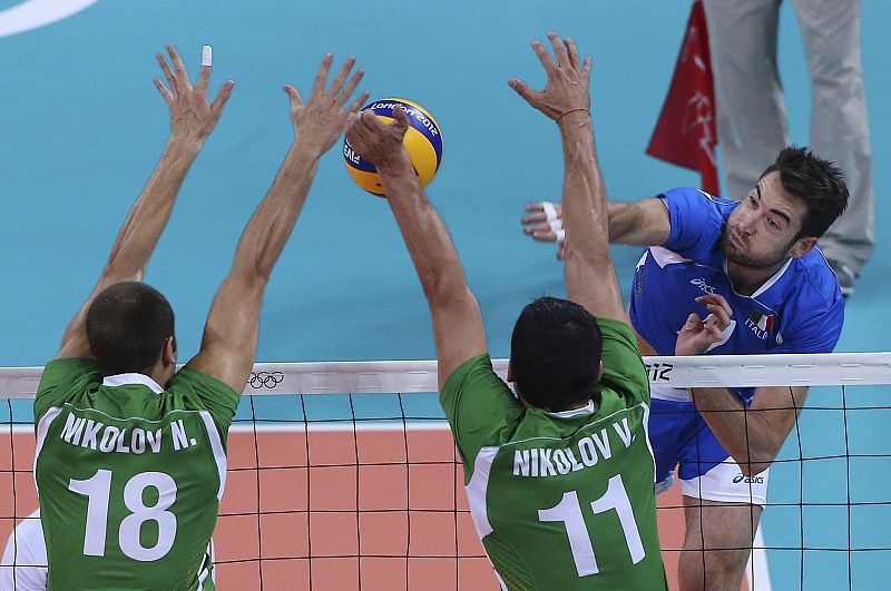 El italiano Cristian Savani en acción durante el partido por la medalla de bronce del torneo masculino de voleibol, disputado entre las selecciones de Bulgaria e Italia.