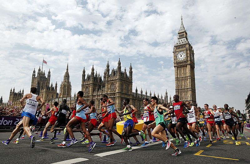 Los participantes en la maratón olímpica a su paso por la sede del parlamento británico, en el centro de Londres.