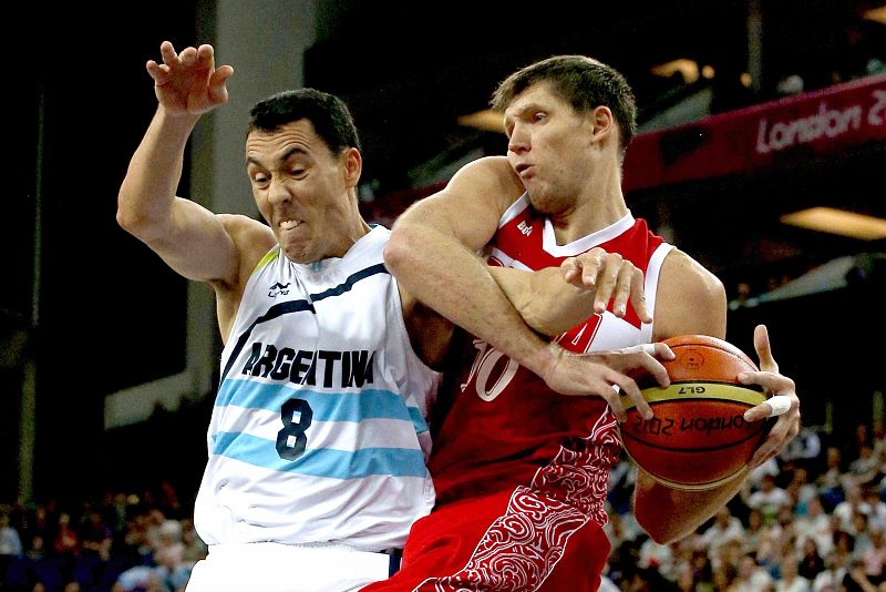 El argentino Pablo Prigioni, y el ruso Victor Krayapa, durante el partido por el bronce en el torneo olímpico de baloncesto que ambos equipos disputaron en el North Greenwich Arena.