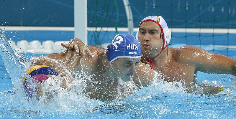 El jugador español Marc Minguell, defiende ante el húngaro Balasz Harai, durante el partido por el quinto puesto de waterpolo en el Centro Acuático. España perdió por un contundente 8 a 14.