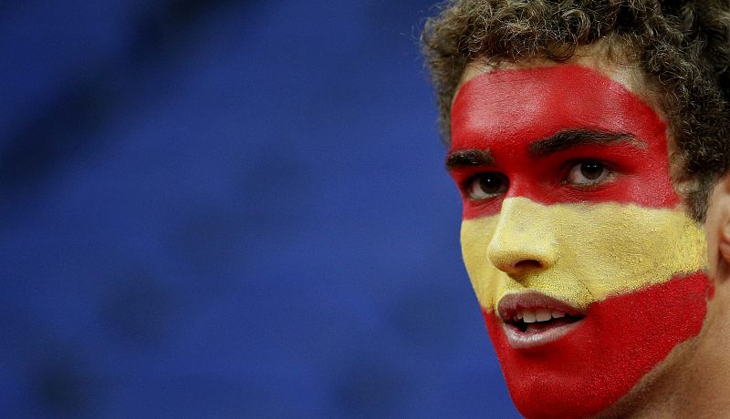 Un aficionado español en la grada antes del comienzo de la final olímpica de baloncesto, entre España y Estados Unidos,  en el North Greenwich Arena.