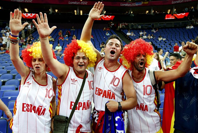 Aficionados españoles en la grada antes del comienzo de la final olímpica de baloncesto, entre España y Estados Unidos, en el North Greenwich Arena.