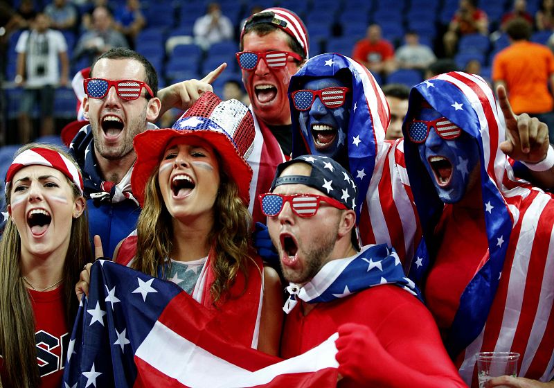 Aficionados estadounidenses en la grada antes del comienzo de la final olímpica de baloncesto, entre España y Estados Unidos, en el North Greenwich Arena.