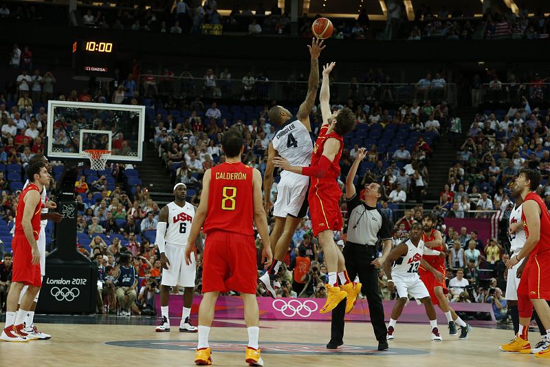 Salto inicial entre el español Pau Gasol y el estadounidense Tyson Chandler durante la final olímpica de baloncesto.