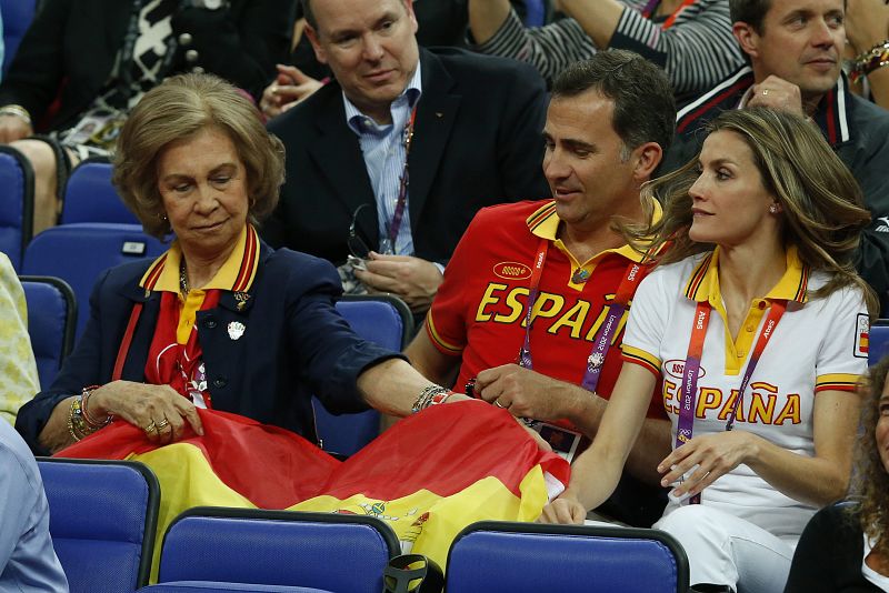 Los principes de Asturias y la reina Sofia en la grada durante la final olímpica de baloncesto entre España y Estados Unidos, en el North Greenwich Arena.