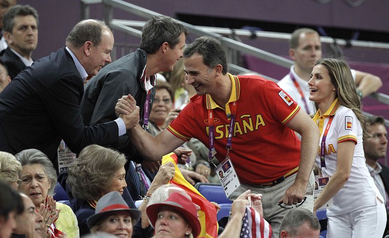 El principe Felipe, acompañado de doña Letizia, saluda al príncipe Alberto de Mónaco, en las gradas del North Greenwich Arena ,donde las selecciones de España y EE.UU. de baloncesto se enfrentan en la final olímpica por la medalla de oro.