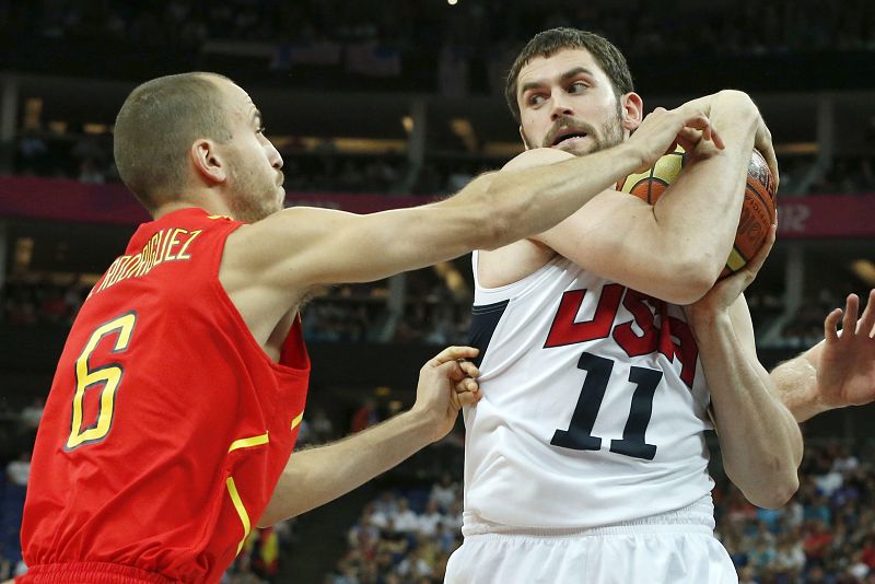 El base español Sergio Rodriguez defiende al estadounidense Kevin Love durante la final olímpica de baloncesto.