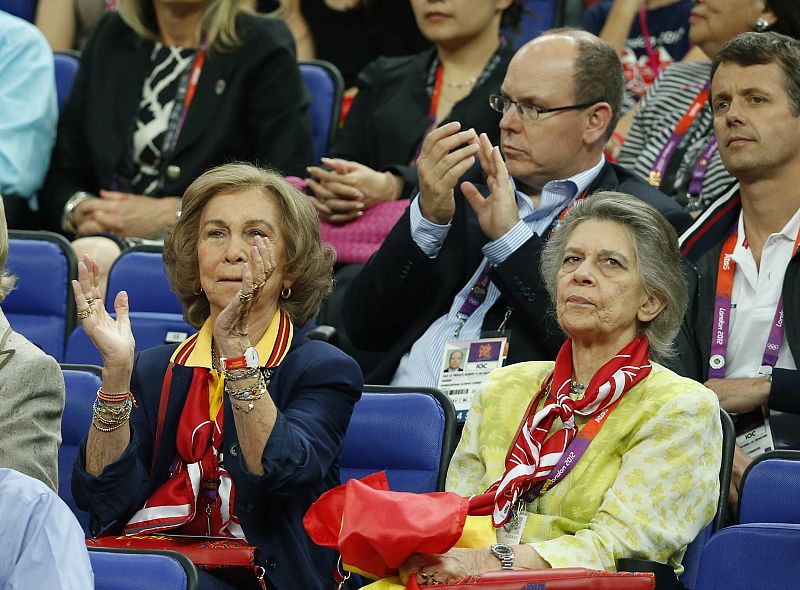 La reina doña Sofía, acompañada por si hermana Irene, y el príncipe Alberto de Mónaco, detrás, en las gradas del North Greenwich Arena ,donde las selecciones de España y EE.UU. de baloncesto, se enfrentan en la final olímpica por la medalla de oro.