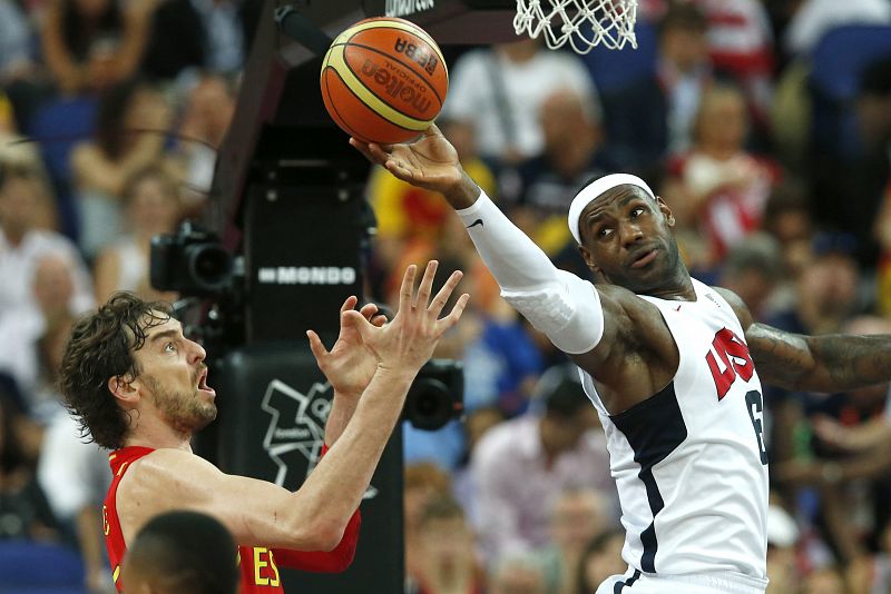 El español Pau Gasol defiende al estadounidense Lebron durante la final olímpica de baloncesto.