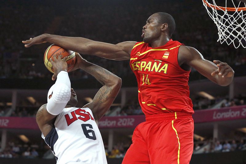 El español Serge Ibaka tapona al estadounidense Lebron durante la final olímpica de baloncesto.