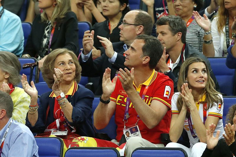 La reina doña Sofía, acompañada por los principes de Asturias, en las gradas del North Greenwich Arena ,donde las selecciones de España y USA de baloncesto se enfrentan en la final olímpica por la medalla de oro.