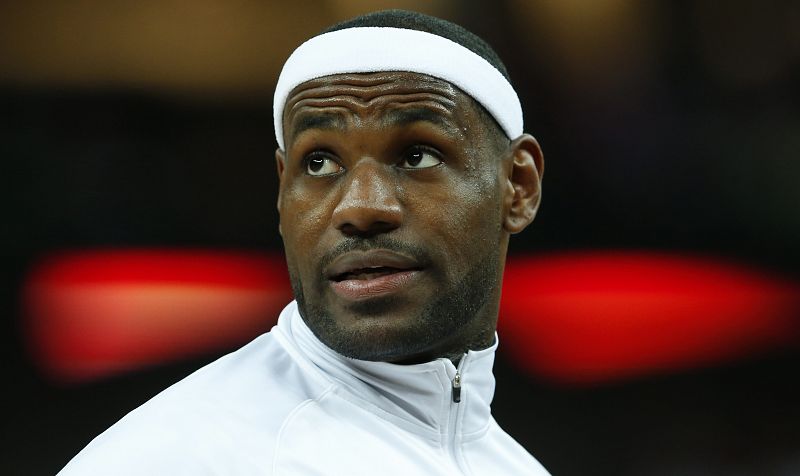 El alero de Estados Unidos, James Lebron, antes del inicio del partido ante España, en la final olímpica de baloncesto, entre España y Estados Unidos, en el North Greenwich Arena.