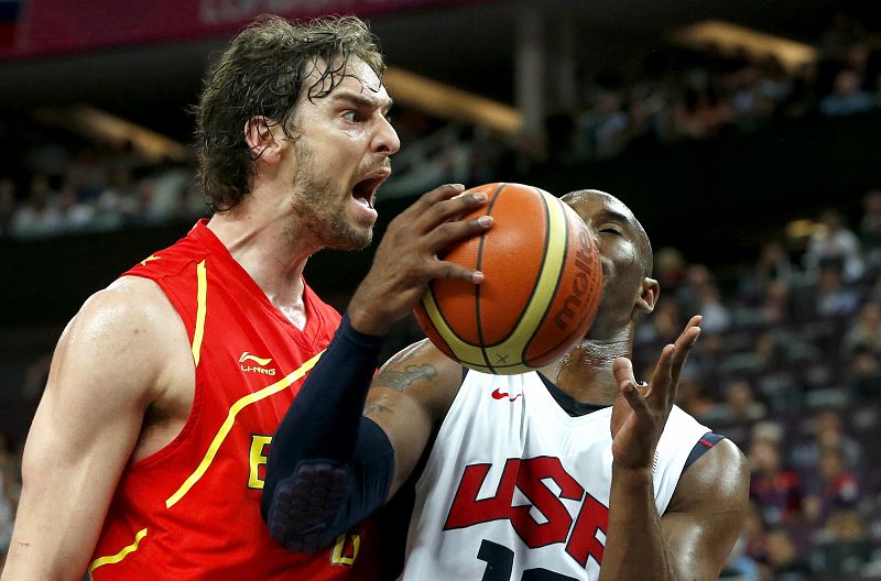 El español Pau Gasol junto al estadounidense Kobe Bryant durante la final olímpica de baloncesto.