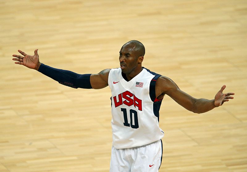 Kobe Bryant reclamando durante el partido EE.UU. y España, disputado en el North Greenwich Arena de Londres.