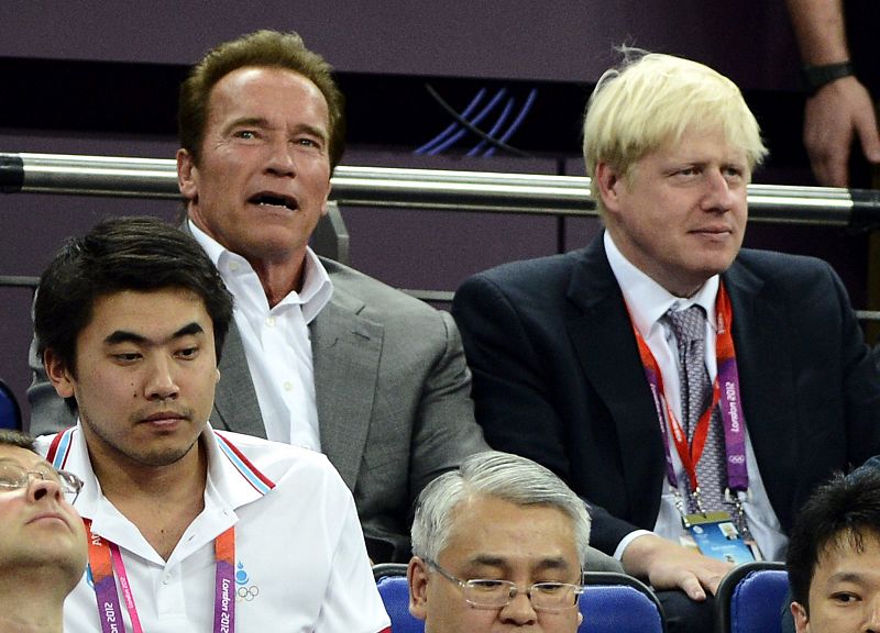 El ex gobernador de California, Arnold Schwarzenegger  y el alcalde de Londres Boris Johnson durante el partido por el oro de los Juegos Olímpicos de Londres 2012.