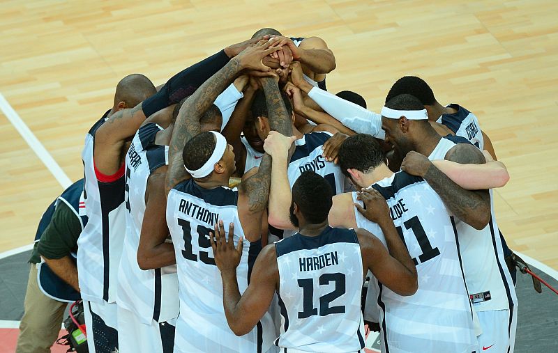 La selección de baloncesto de Estados Unidos celebra su medalla de oro tras finalizar el partido 107-100 ante España.