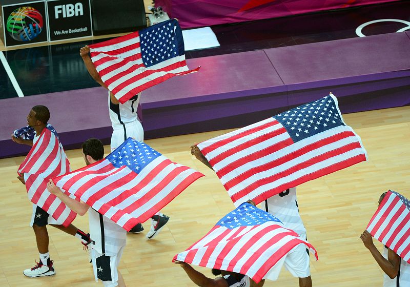 La selección estadounidense celebra su victoria 107-100 ante España en la final olímpica de baloncesto.