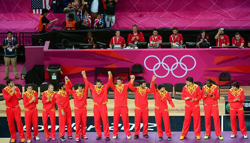 La selección española de baloncesto en el podio tras recibir la medalla de plata en los Juegos Olímpicos de Londres 2012.