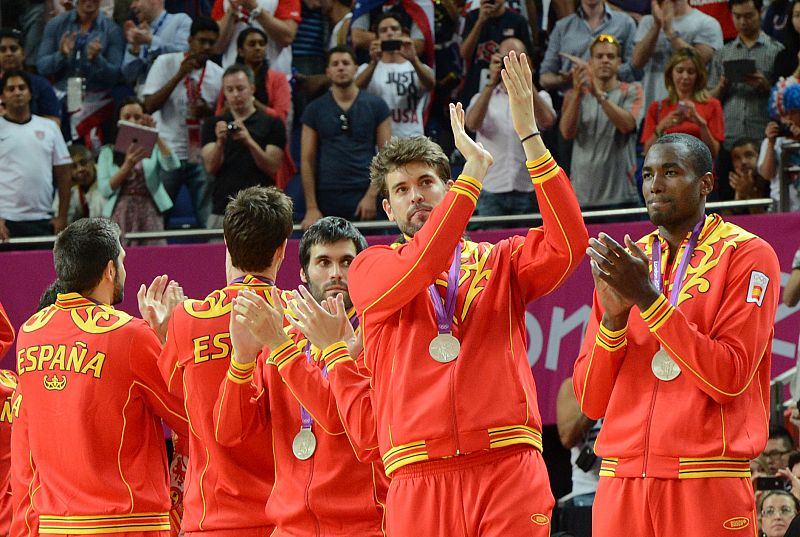 Los jugadores de la selección de baloncesto en el podio tras recibir la medalla de plata.