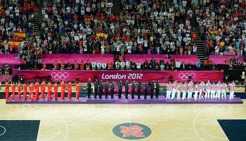 Las tres selecciones de baloncesto con la medalla de oro, plata y bronce ya al cuello.