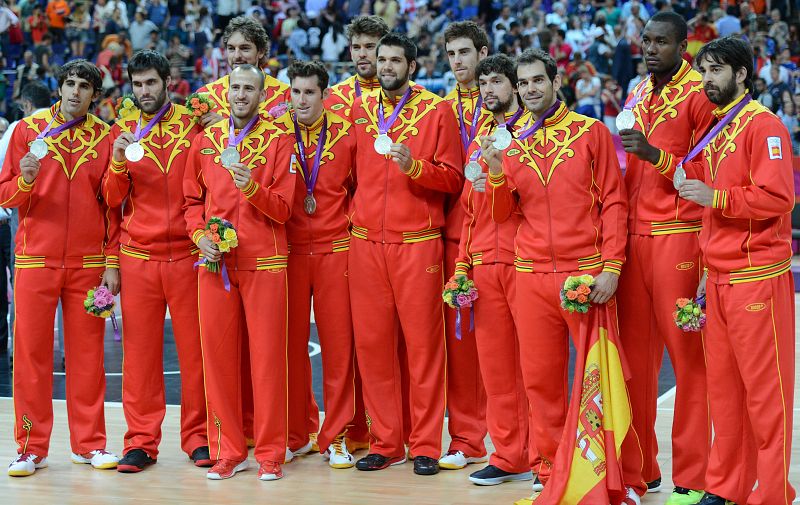 El equipo español de baloncesto celebra el segundo puesto en los Juegos de Londres 2012.