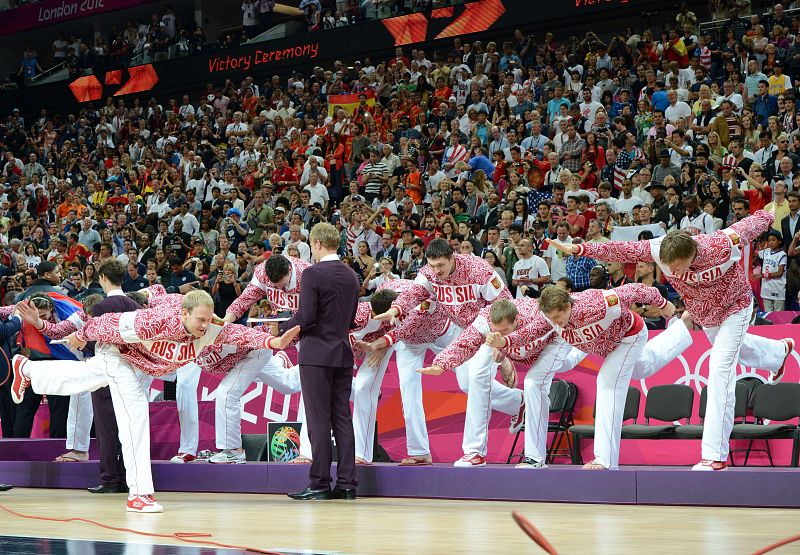 La selección rusa de baloncesto posa en el podio tras haber ganado la medalla de bronce.