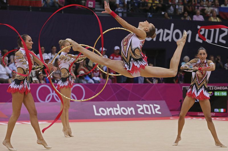 Las gimnastas del equipo italiano, durante el ejercicio de cinta en la final de concurso múltiple por equipos de gimnasia rítmica en los Juegos Olímpicos de Londres 2012.